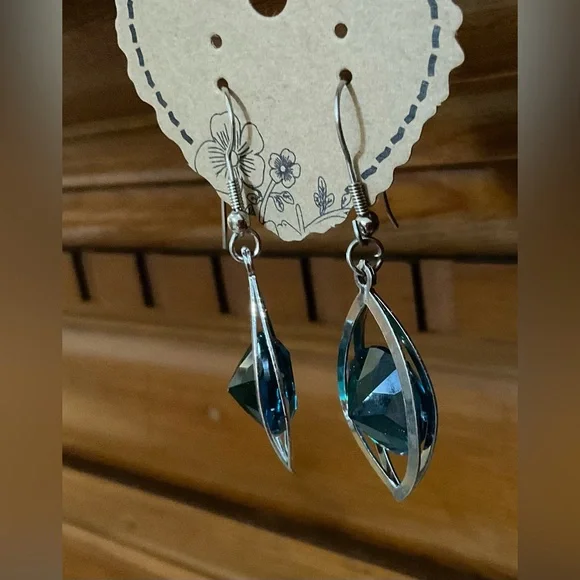 Woman’s round blue topaz stone in the center of silver dangle/ hanging earrings - Picture 4 of 6